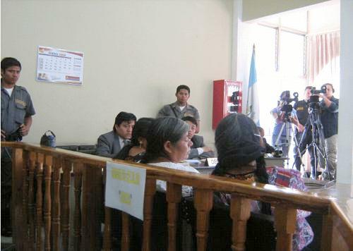 Juana Mendez testimoniando ante el Tribunal